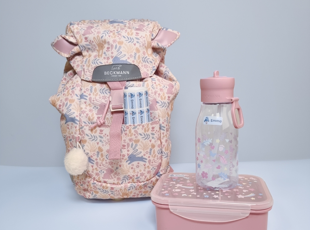 Passender Rucksack, Trinkflasche und Brotdose im Blumenmuster – alle mit personalisierten Namensaufklebern für Schule oder Kita