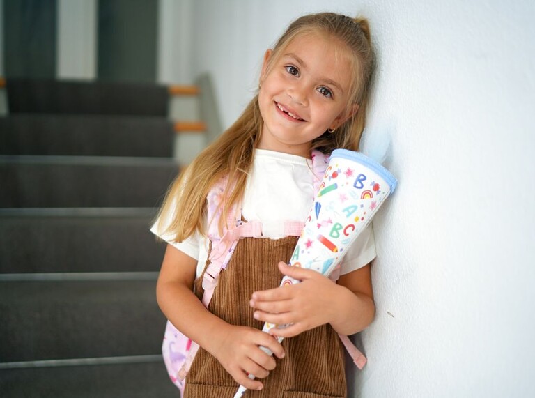 Kind mit einer Schultüte