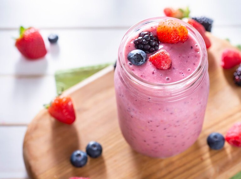 Selbstgemachter Smoothie mit Beeren