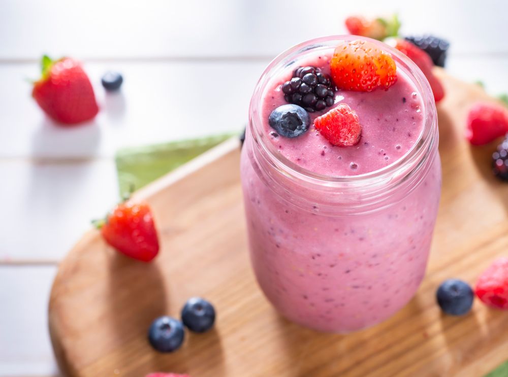 Selbstgemachter Smoothie mit Beeren