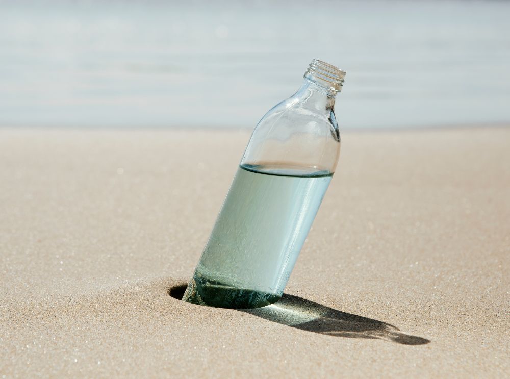Wie viel sollten kinder im sommer trinken? 1 Wasserflasche am strand