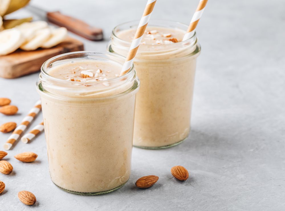 Selbstgemachter smoothie mit mandeln