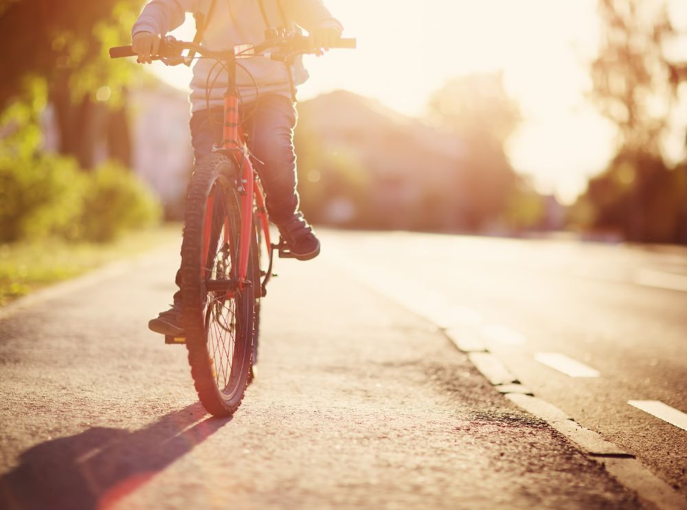 Gesunde kids – starke kids: warum bewegung so wichtig ist 3 Kind fährt fahrrad
