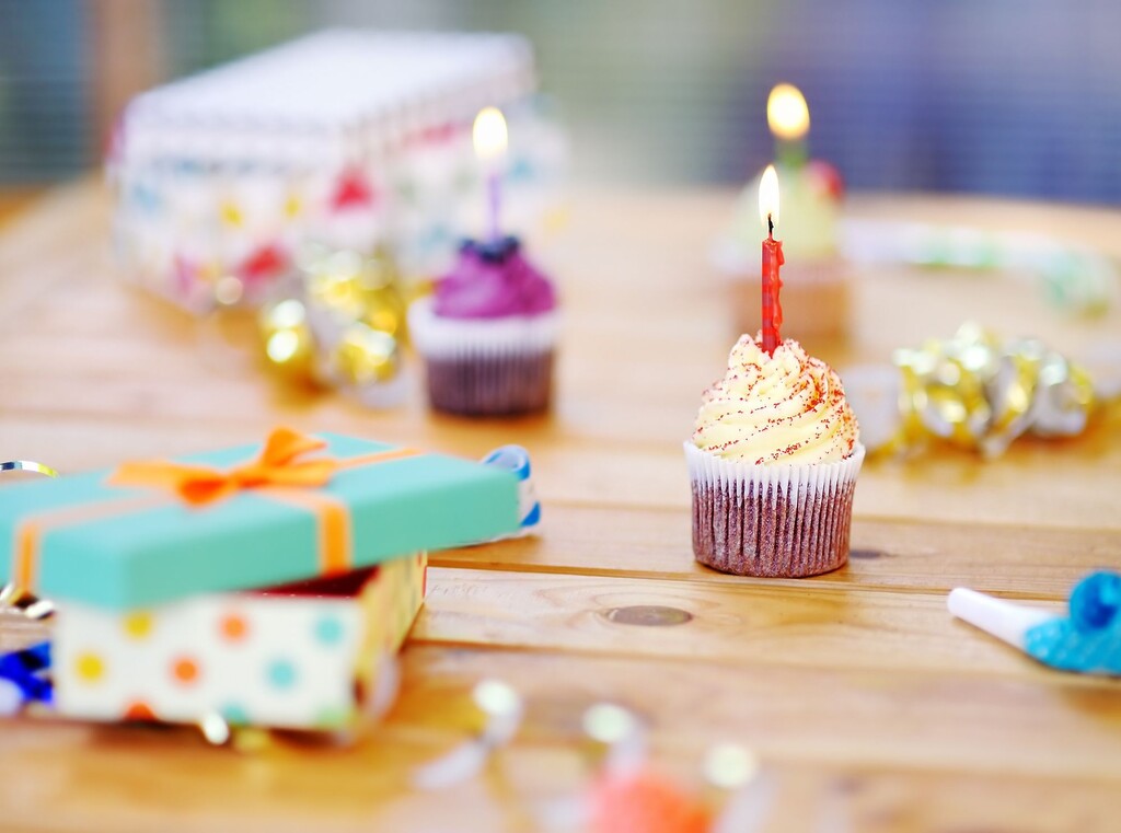 Kindergeburtstag mit muffins, kerzen und geschenken