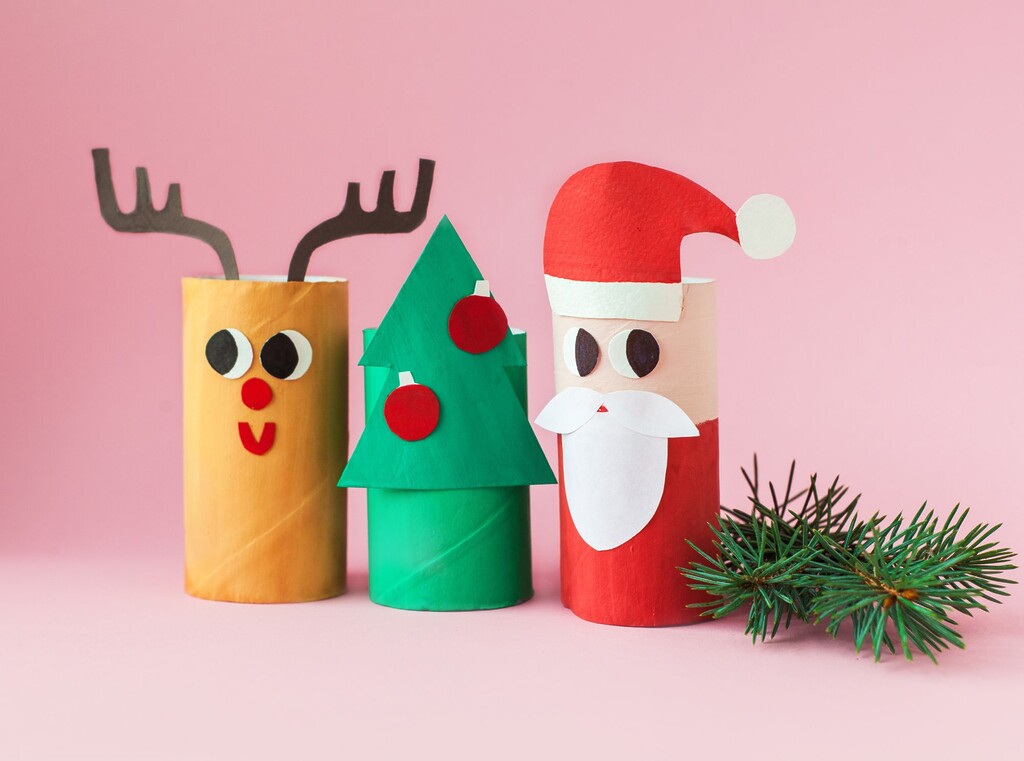 Weihnachtsbasteln mit kindern: einfache dekorationen, die du zu hause machen kannst 1 Bunte weihnachtsmänner aus klorollen mit wattebärten. Alt-text: "gebastelte weihnachtsmänner aus klorollen mit wackelaugen"