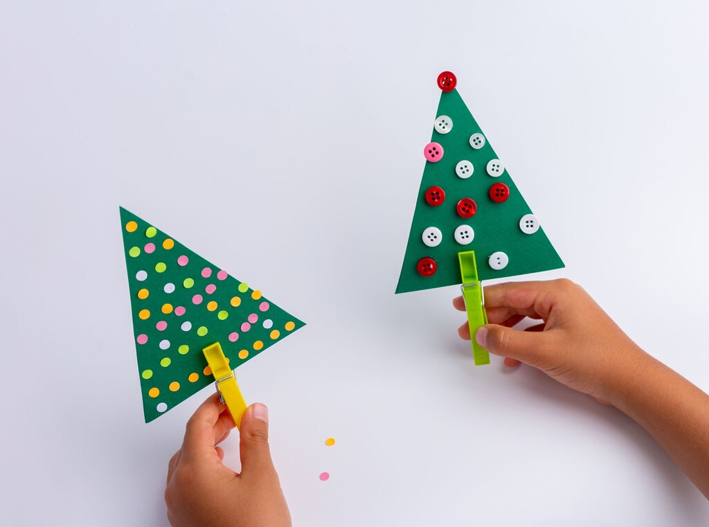 Weihnachtsbasteln mit kindern: einfache dekorationen, die du zu hause machen kannst 2 Nachhaltige weihnachtsbäume aus karton mit fingerfarben