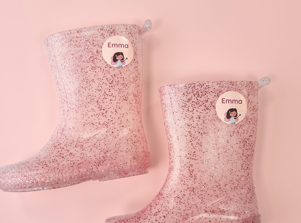 Herbstkleidung für kinder: so bleiben deine kinder im herbstwetter warm und trocken 4 Pinke, glitzernde gummistiefel mit namensetiketten