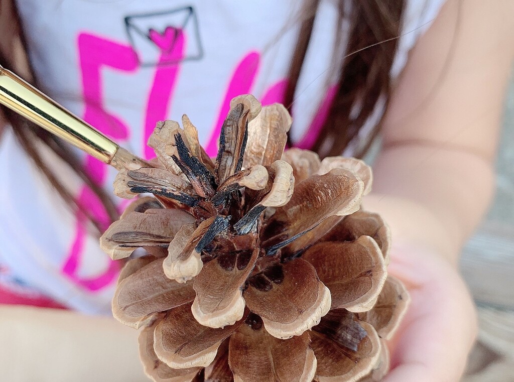 Weihnachtsbasteln mit kindern: einfache dekorationen, die du zu hause machen kannst 3 Tannenzapfen als natürliche weihnachtsdeko