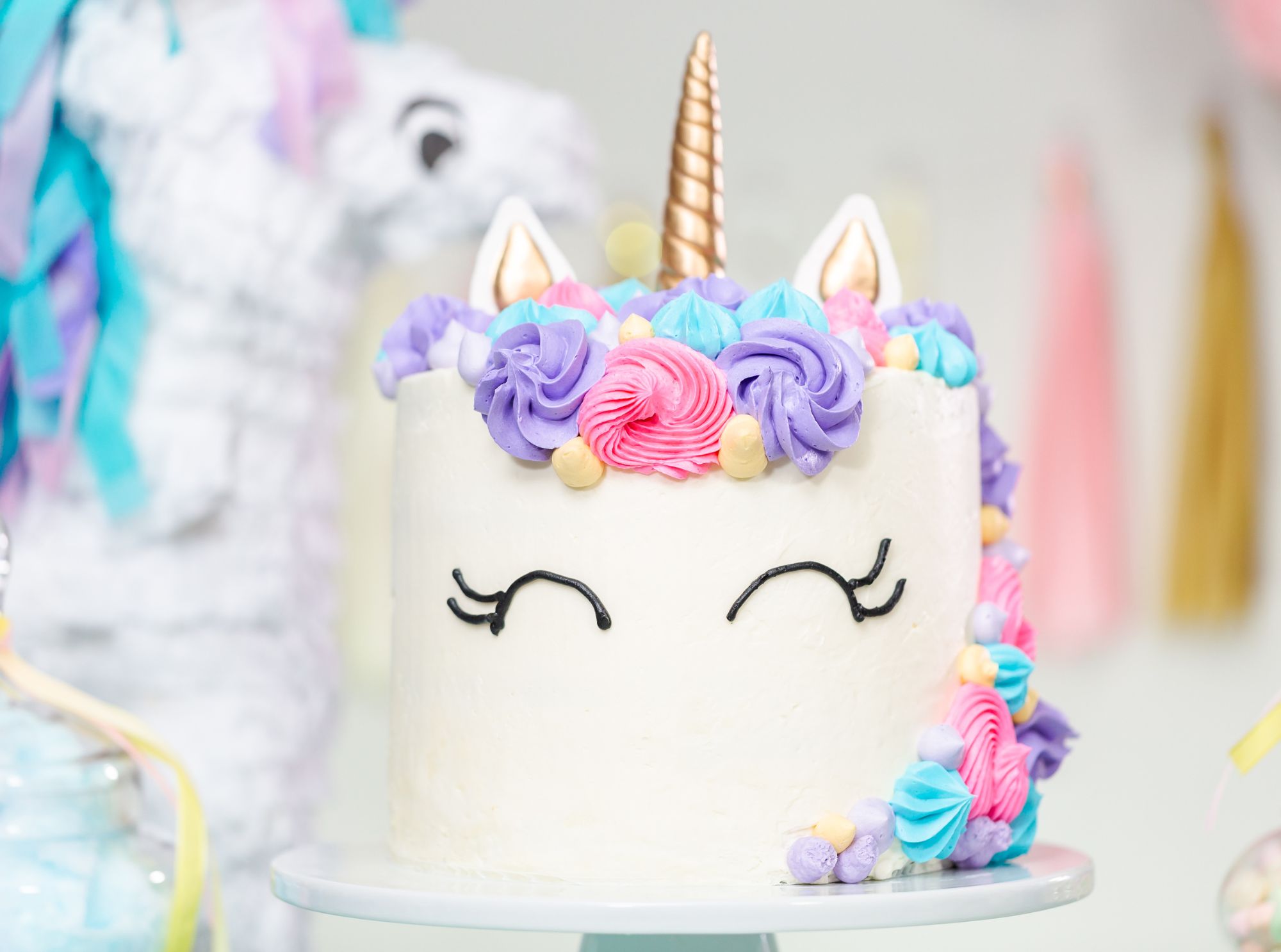 Einfache rezepte für den kindergeburtstag: snacks und kuchen, die alle lieben 1 Geburtstagstorte in form eines einhorns