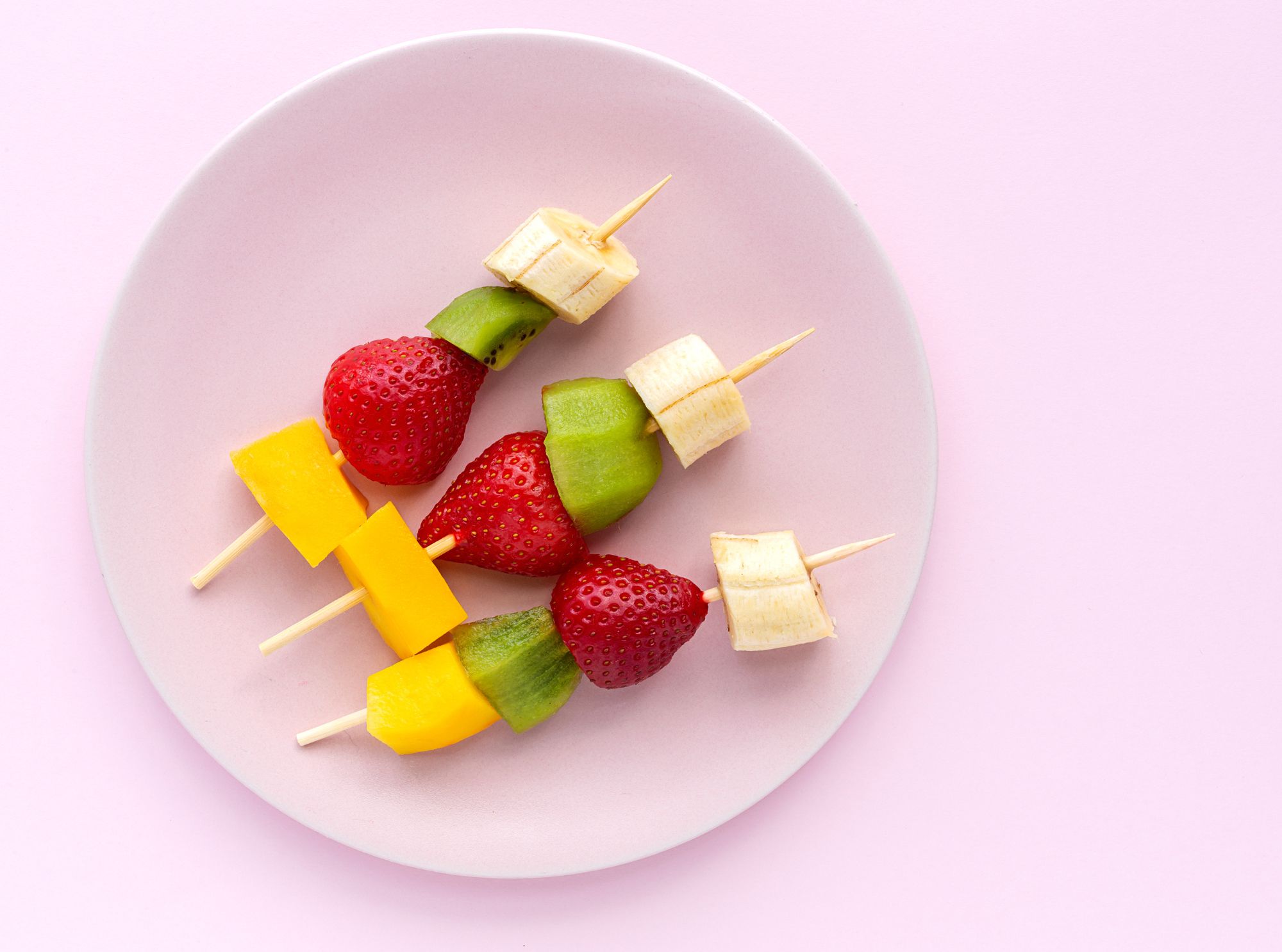 Einfache rezepte für den kindergeburtstag: snacks und kuchen, die alle lieben 2 Obstspieße mit mango, erdbeeren, kiwis und bananen