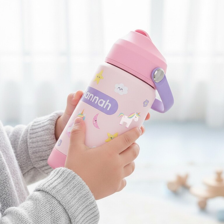 Kinder-Trinkflasche in der Hand