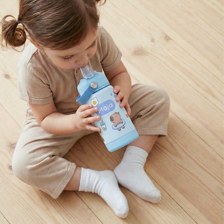 Mädchen trinkt aus Kinder-Trinkflasche
