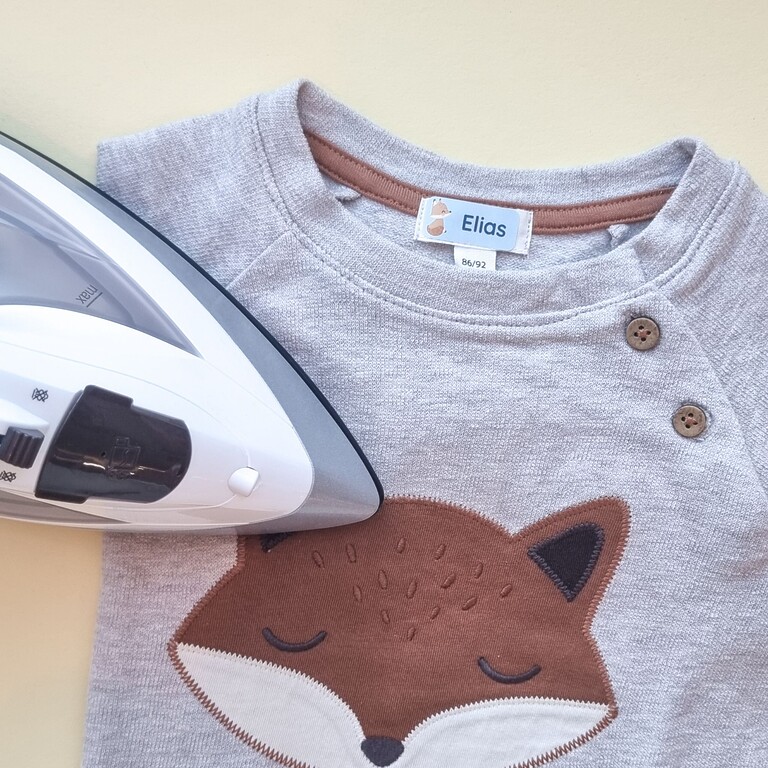 Bügeletiketten auf Kleidung