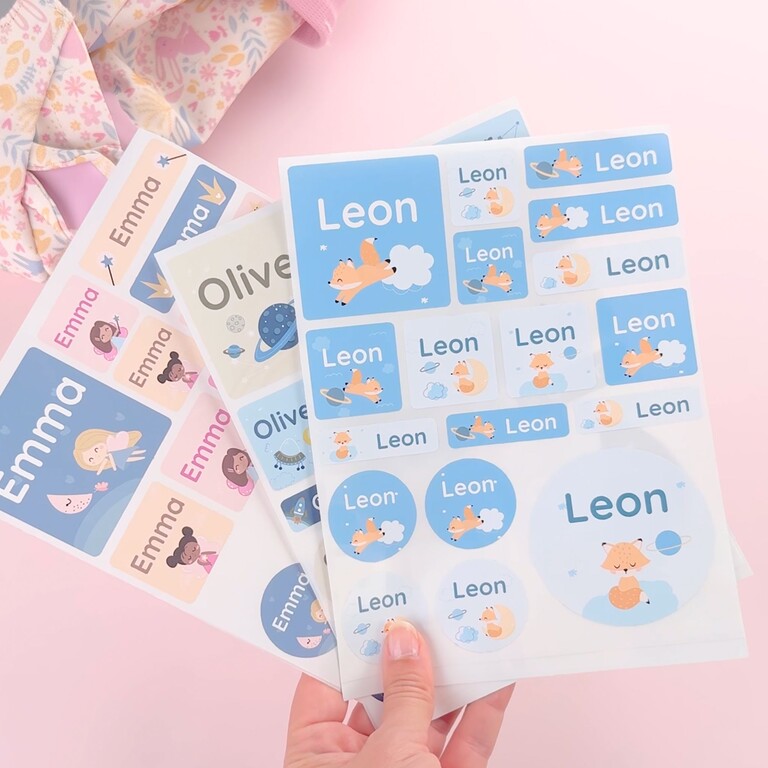 Drei Sets große Namensaufkleber mit verschiedenen Designs und Namen