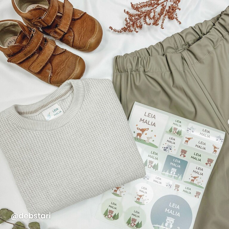 Große Namensaufkleber auf Kleidung und Schuhen