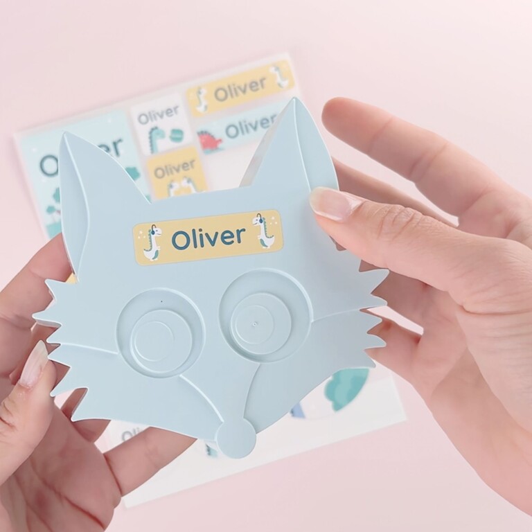 Großer Namensaufkleber auf Spielzeug