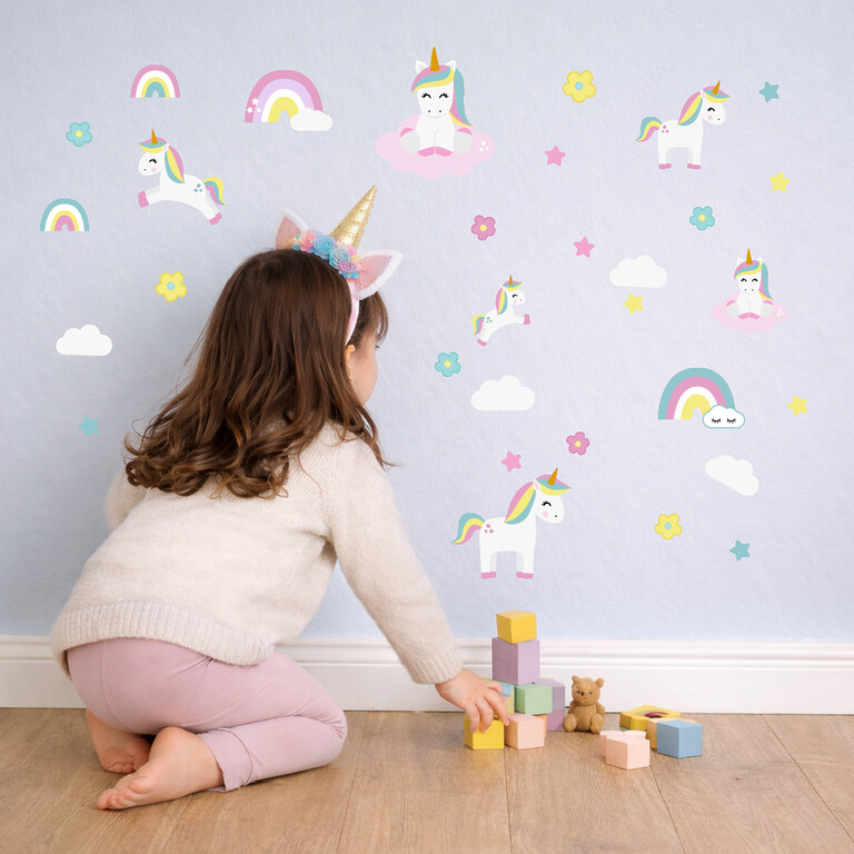 Einhorn Wandsticker im Kinderzimmer mit spielendem Kind