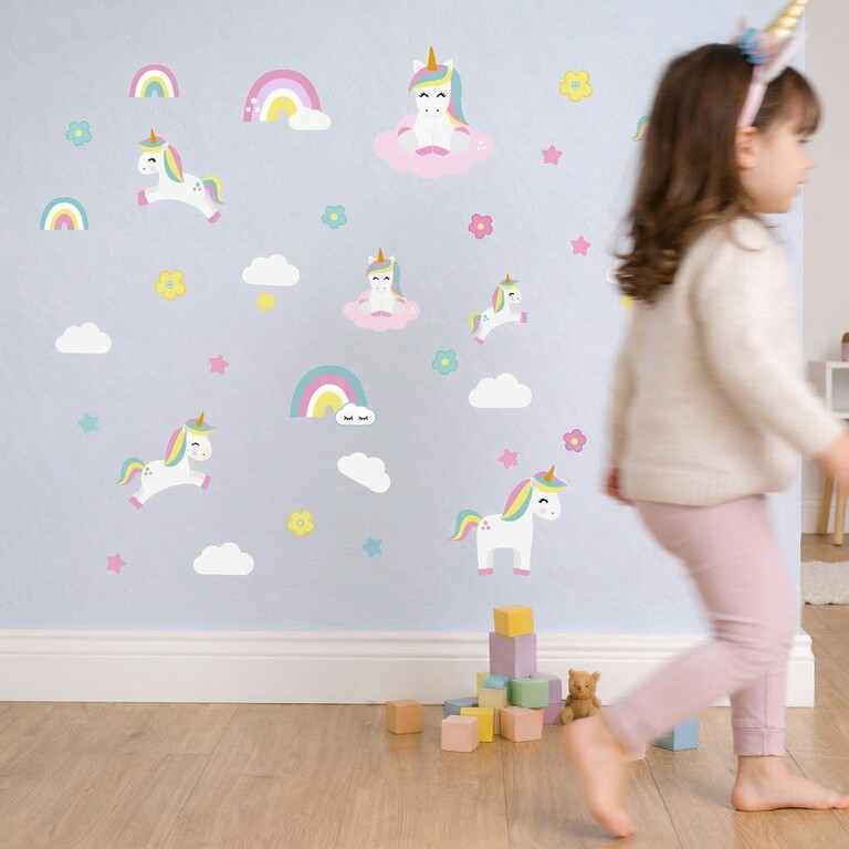 Einhorn Wandsticker an der Kinderzimmerwand