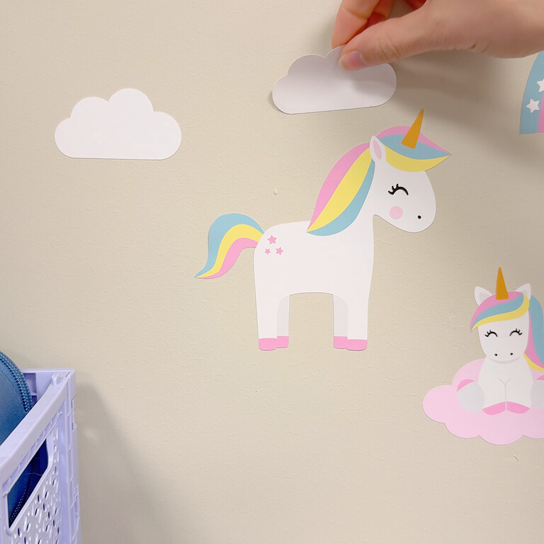Einhorn Wandsticker werden an der Wand angebracht
