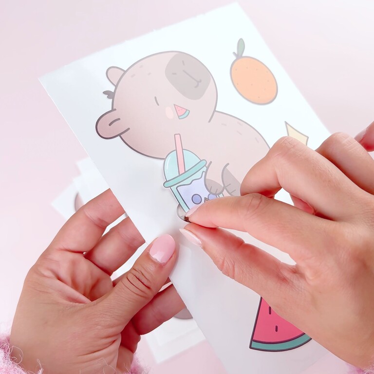 Capybara Wandsticker vom Stickerbogen ablösen