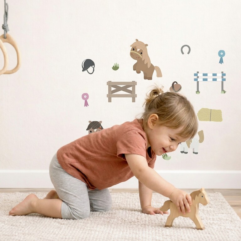 Mädchen klebt Pferde Wandsticker an die Wand