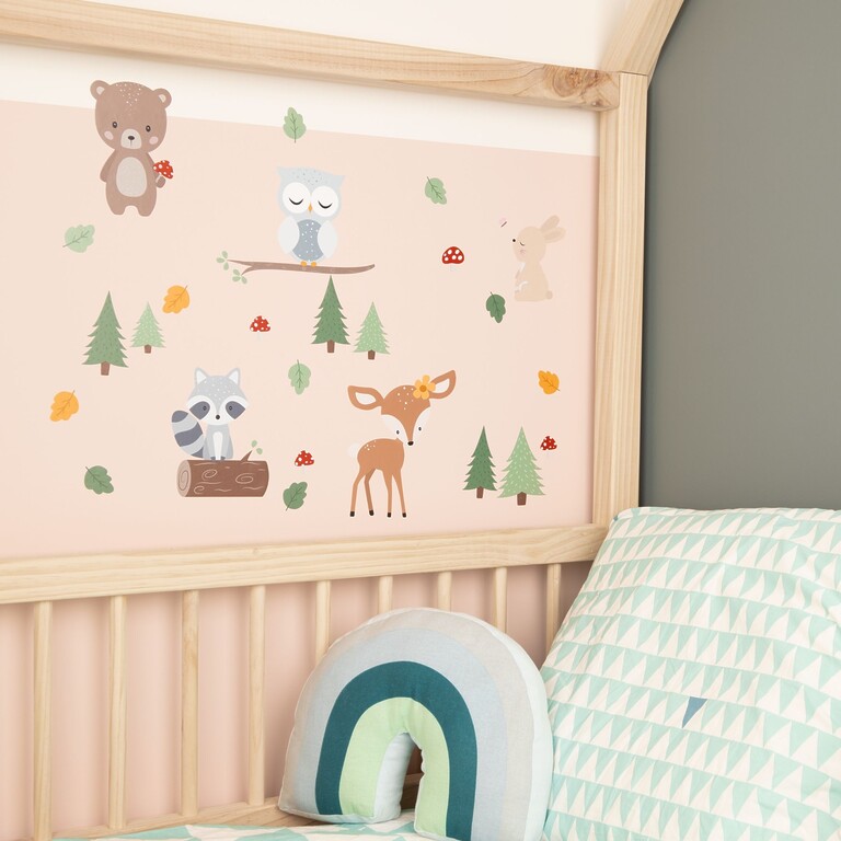 Waldtiere Wandsticker an der Wand neben einem Kinderbett