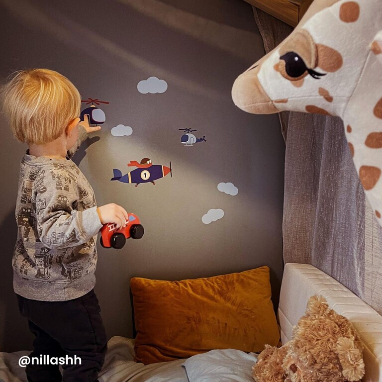 Retro Fahrzeuge Wandsticker Kundenfoto Junge an der Wand