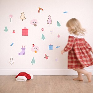 Holly Jolly Wandsticker an der Wand mit einem Kind