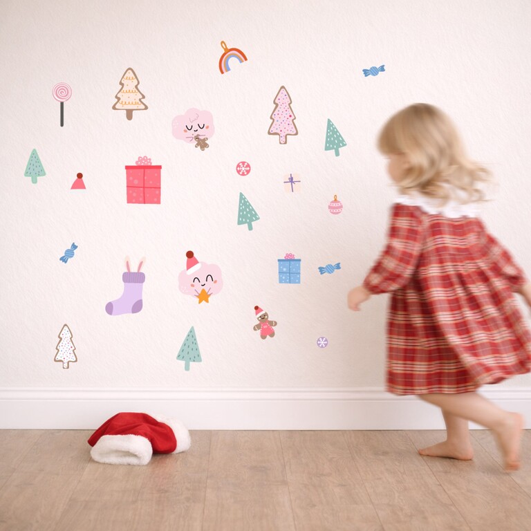 Holly Jolly Wandsticker an der Wand mit einem Kind