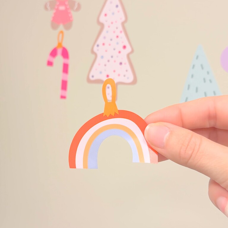 Holly Jolly Wandsticker Element in der Hand