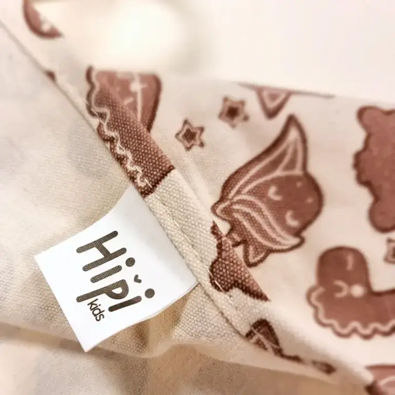 Kind mit Weihnachtsschürze beim Plätzchen backen