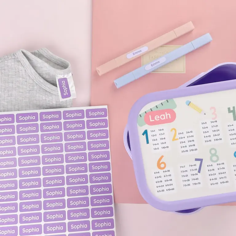 Schulpaket mit Namensstickern und Brotdose