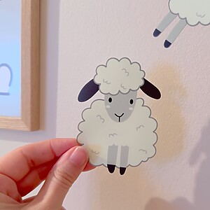Leuchtende Wandsticker mit springenden Schafen