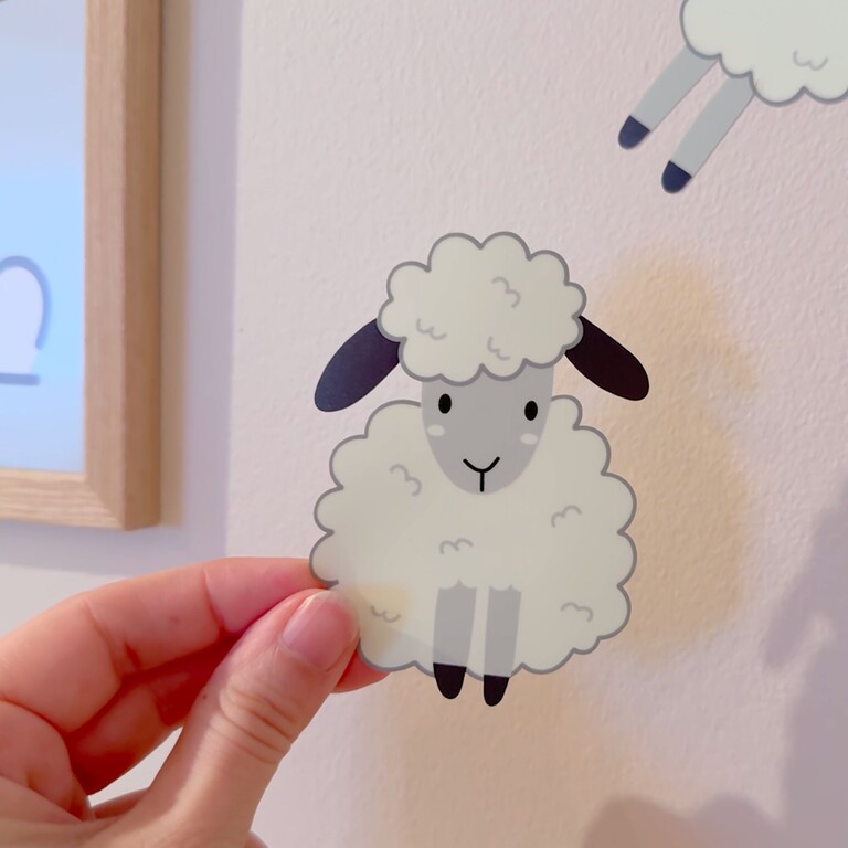 Leuchtende Wandsticker mit springenden Schafen