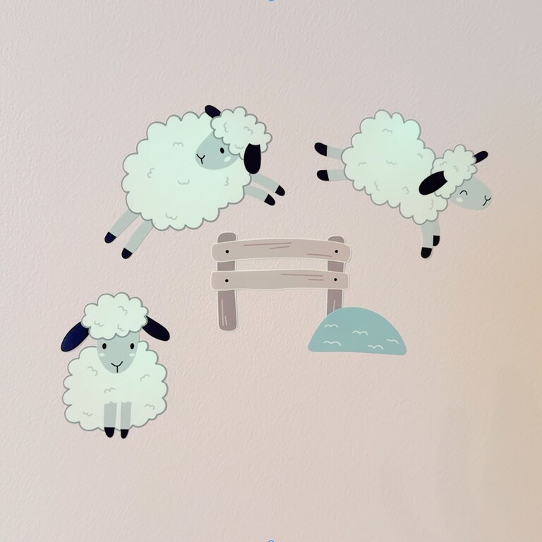 Drei leuchtende Schafe an der Kinderzimmerwand
