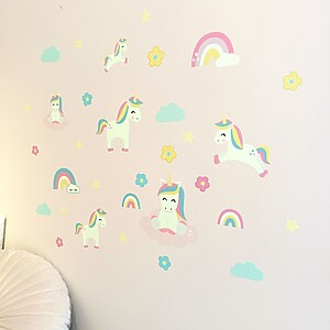 Leuchtende Einhorn-Wandsticker im Kinderzimmer