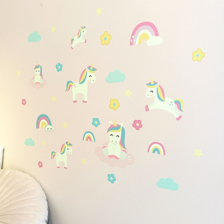 Leuchtende Einhorn-Wandsticker im Kinderzimmer