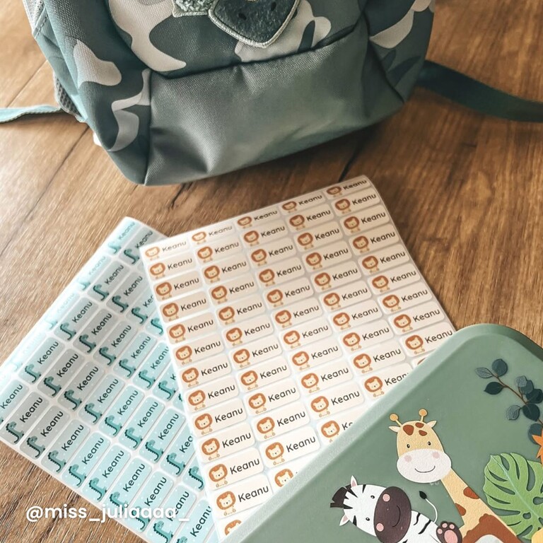 Namensaufkleber auf Kleidung