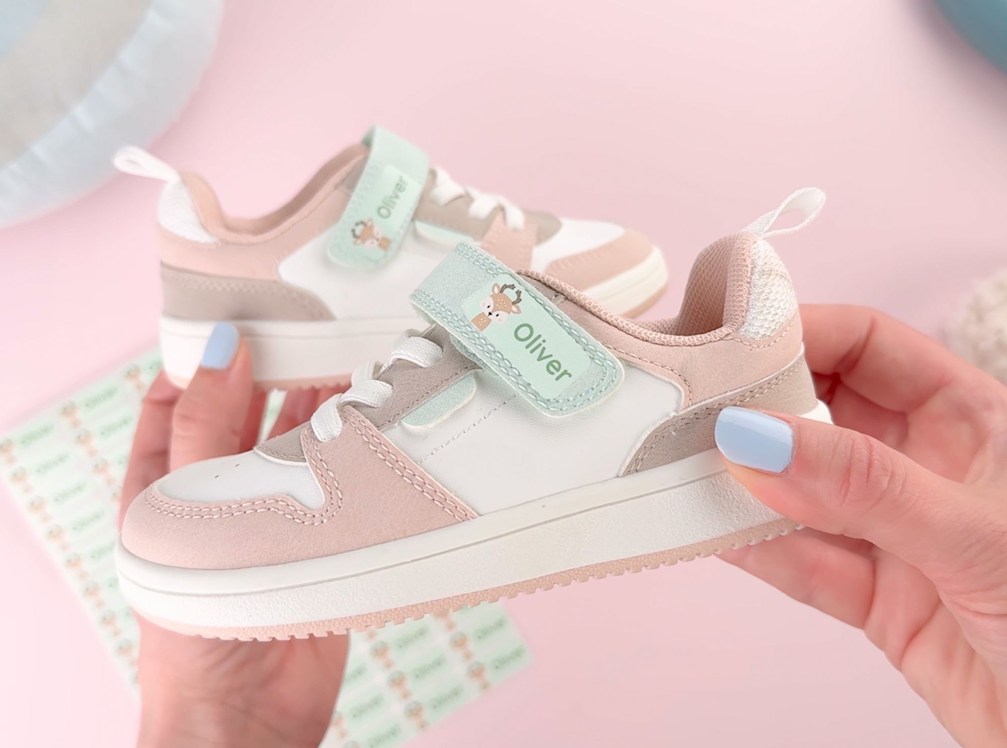 Namensaufkleber mit dem text oliver auf schuhe befestigt