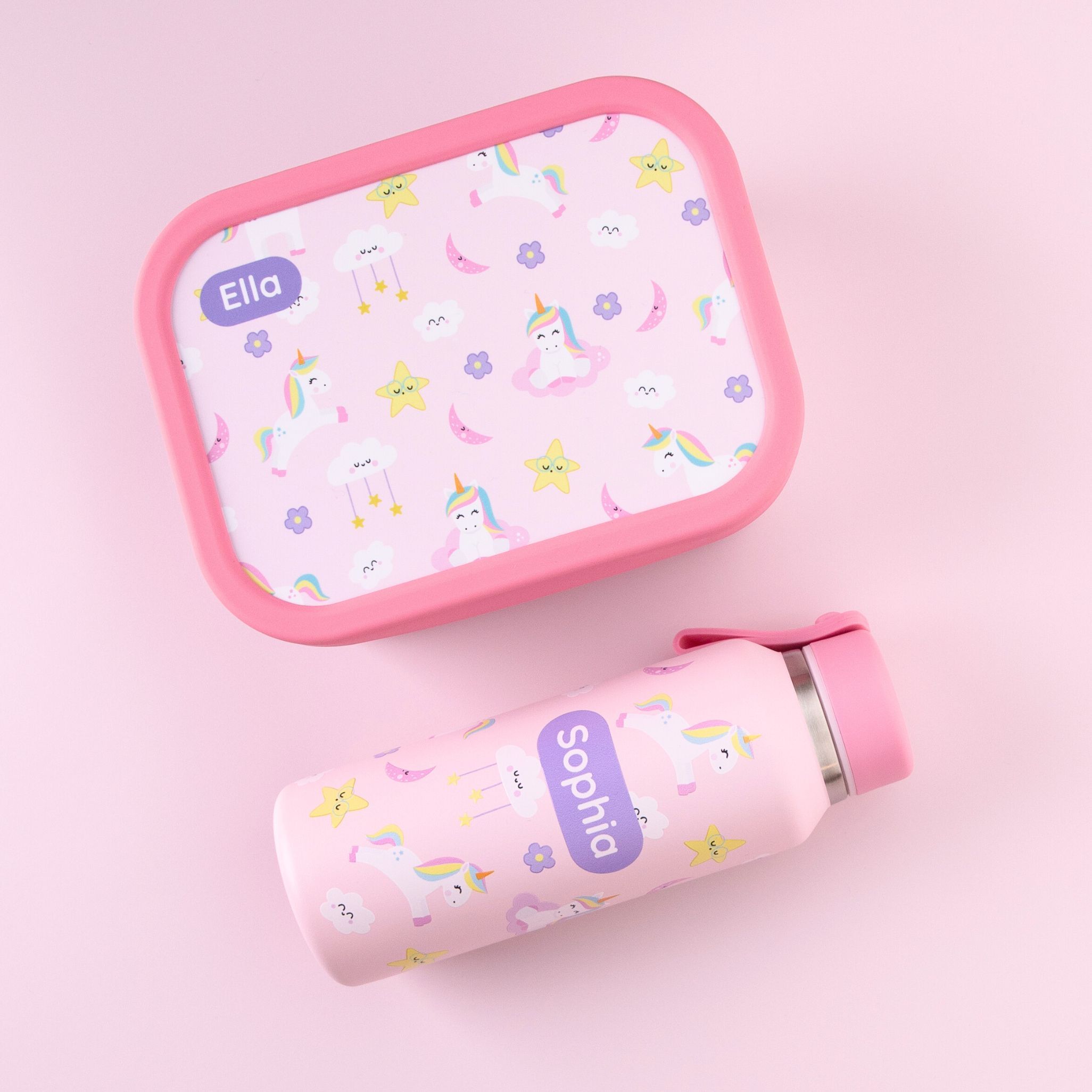Kindertrinkflaschen-material im vergleich: edelstahl, tritan oder kunststoff? 1 Personalisierte brotdose und trinkflasche mit einhorn-design und aufgedrucktem, persönlichem namen