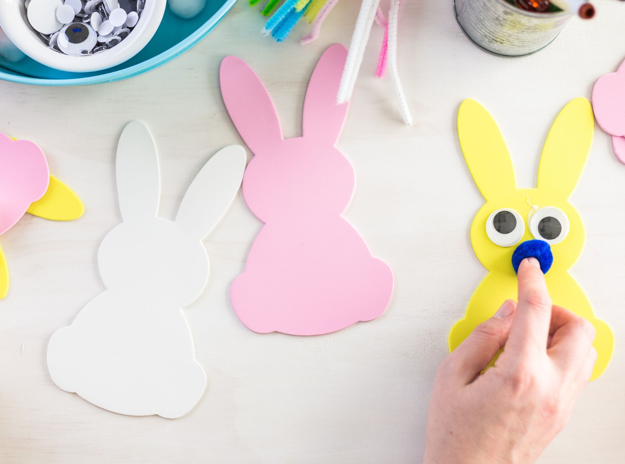 Osternest ideen: kreativ gestalten und sinnvoll befüllen 4 Dekoration von ausgeschnittenen bunten karton-hasenfiguren