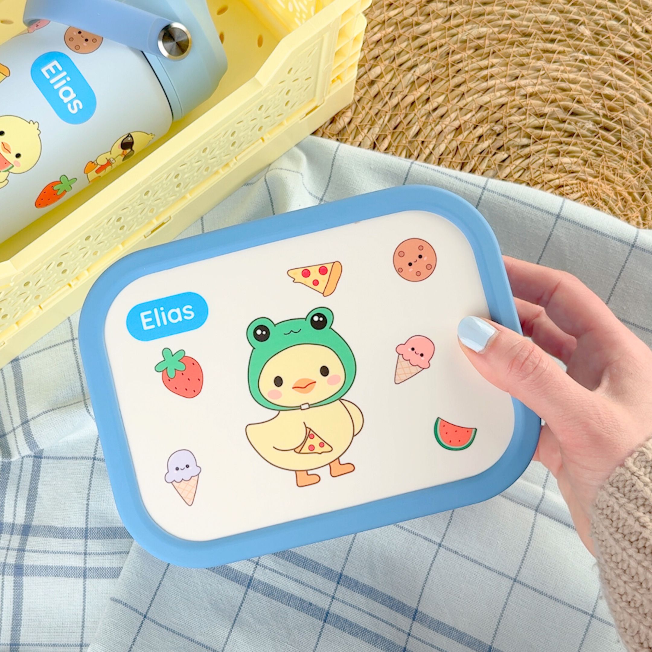 Personalisierte, blaue brotdose mit einer ente und dem namen elias