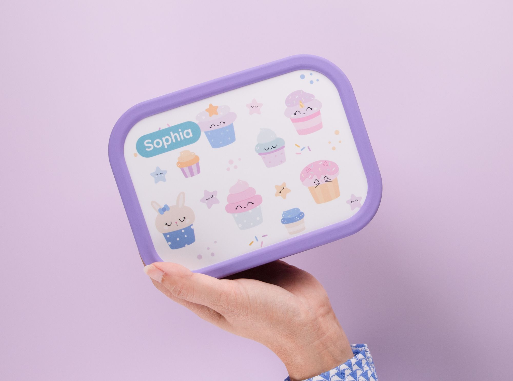 Personalisierte lila brotdose mit cupcakes und dem namen sophia aufgedruckt