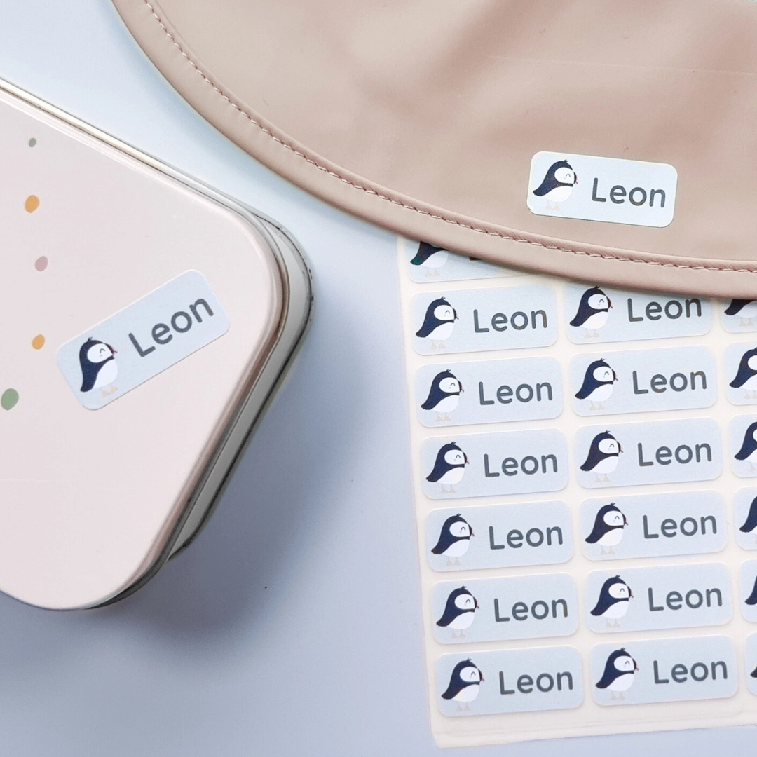 Personalisierte brotdose und lätzchen mit namensaufklebern